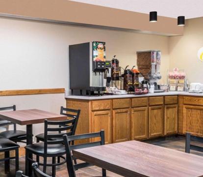 Best Adults-Only hotels in Gardner (Kansas)