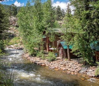 Photo of Swiftcurrent Lodge