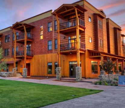 Escape to Romance: Unwind at Our Handpicked Selection of Romantic Hotels in Victor (Idaho)