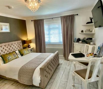 Photo of THE KNIGHTWOOD OAK a Luxury King Size En-Suite Space - LYMINGTON NEW FOREST with Totally Private Entrance - Key Box entry - Free Parking and Private Outdoor Seating Area