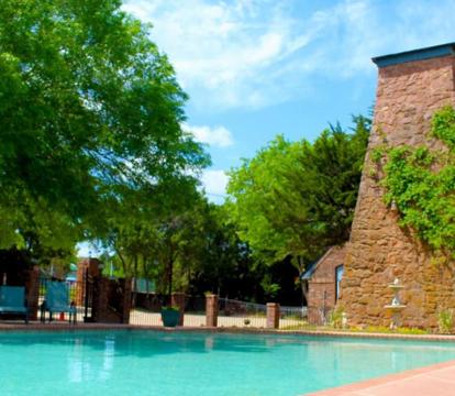 Escape to Romance: Unwind at Our Handpicked Selection of Romantic Hotels in Forest Park (Oklahoma)