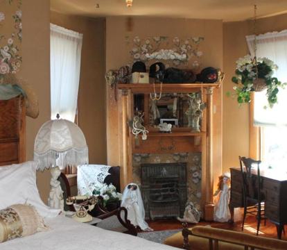 Photo of The Queen, A Victorian Bed & Breakfast