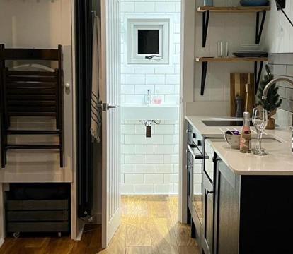 Photo of Luxury Shepherds Hut - The Sweet Pea by the lake