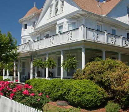 Photo of White Doe Inn Bed & Breakfast