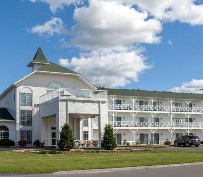 Photo of Clarion Hotel & Suites